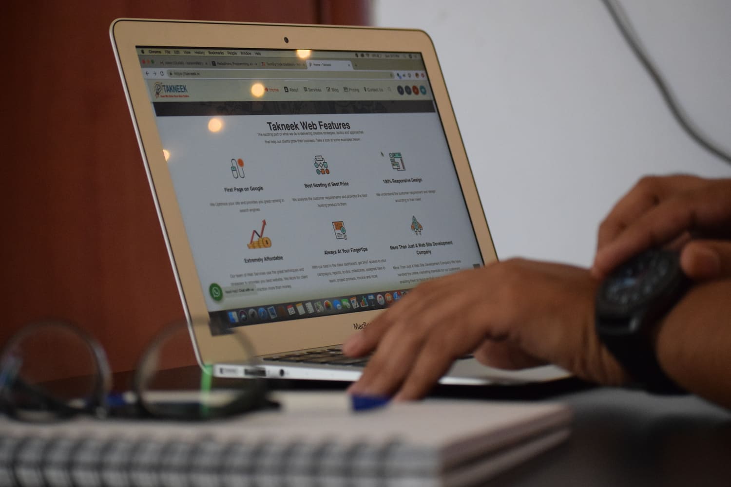 Takneek developer coding high-performance web app